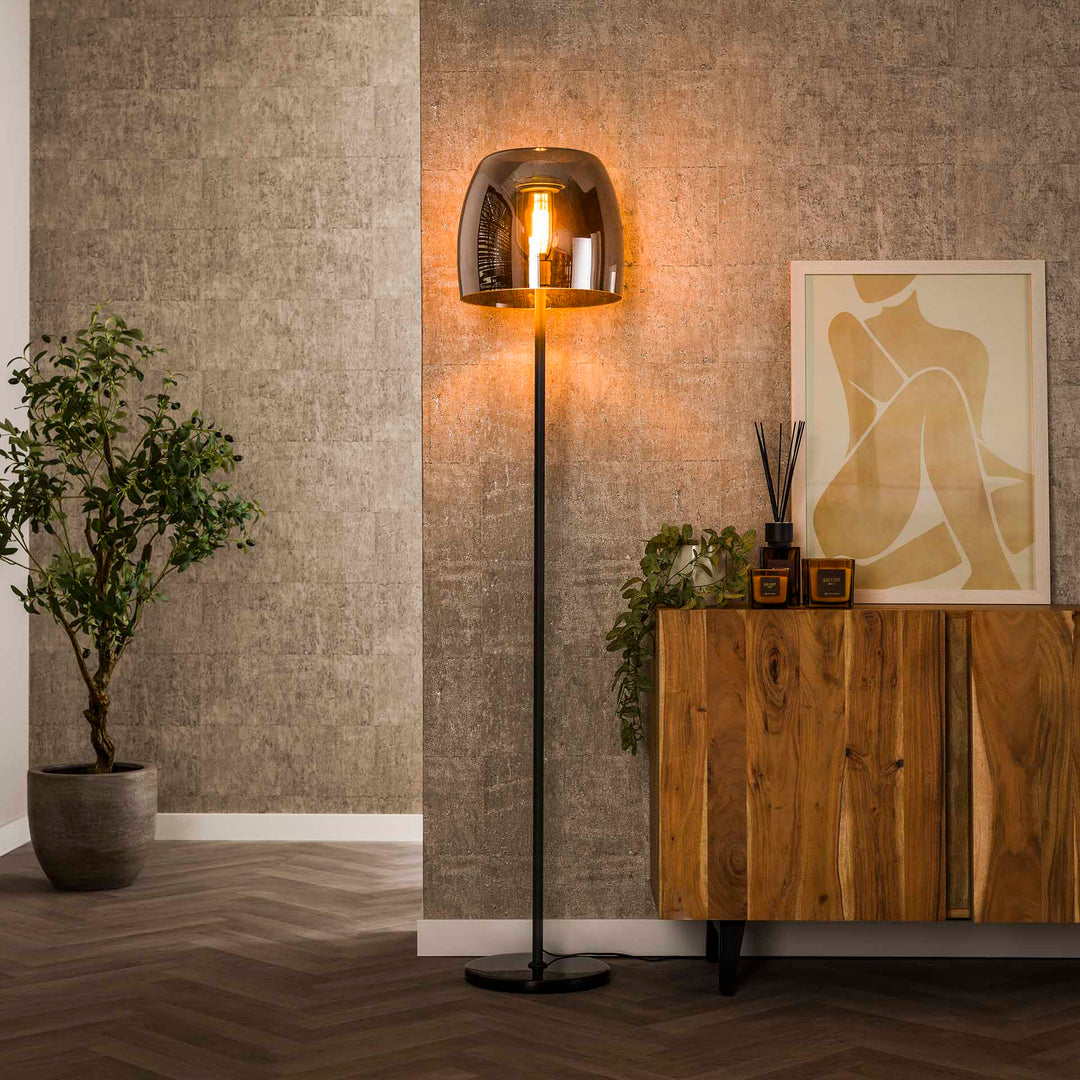 tilbud på Solaro gulvlampe i metal og røgfarvet glas! Billigt udsalg på 3-nordic. Køb online nu! Hurtig levering, 1-2 hverdage. Varenummer: 3NDC-8333-7090. Spar op til 67%.
