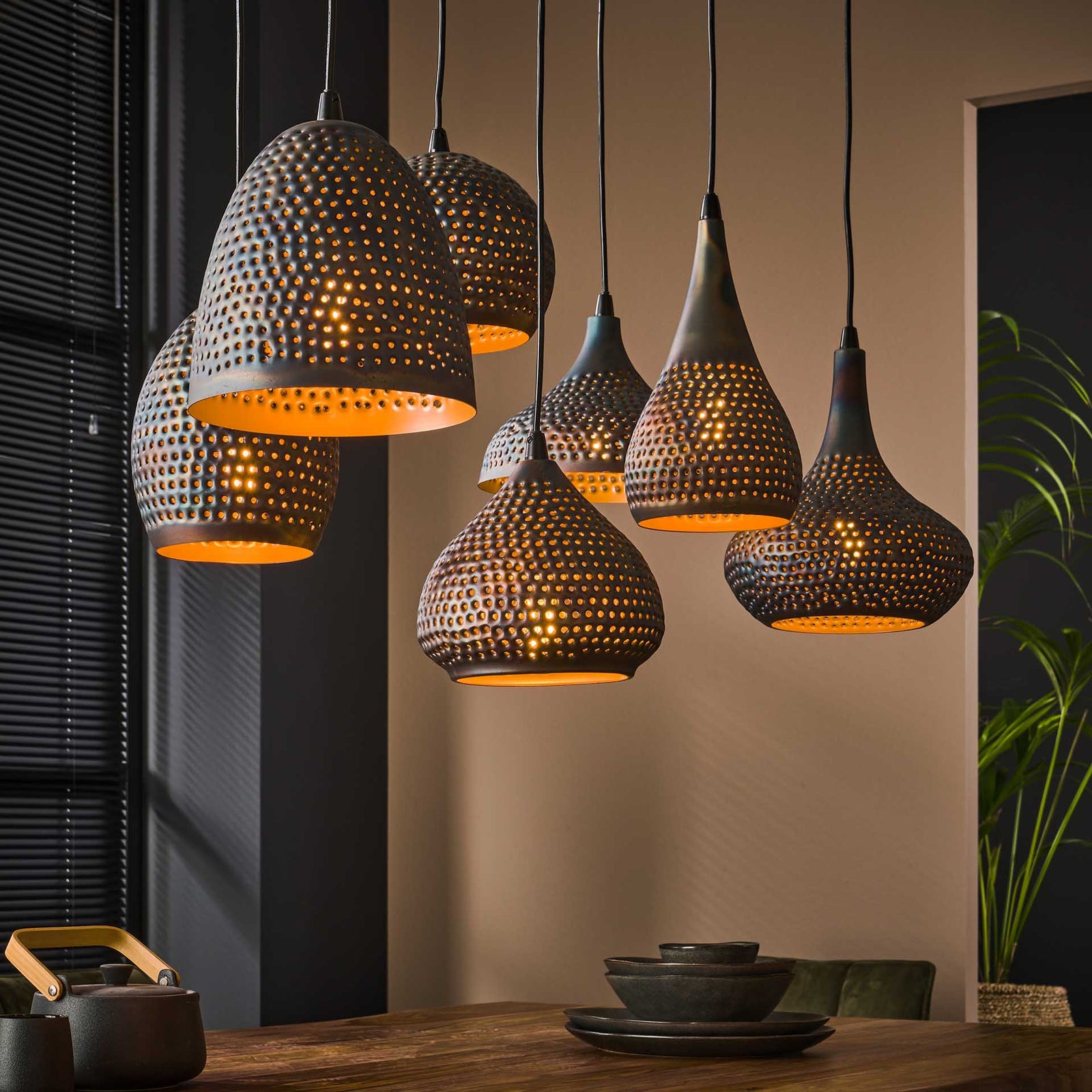 Produktbillede af Perfora Loftlampe i sort-brun metal med syv forskellige skærme Levering med pære(r) på tilbud i høj kvalitet
