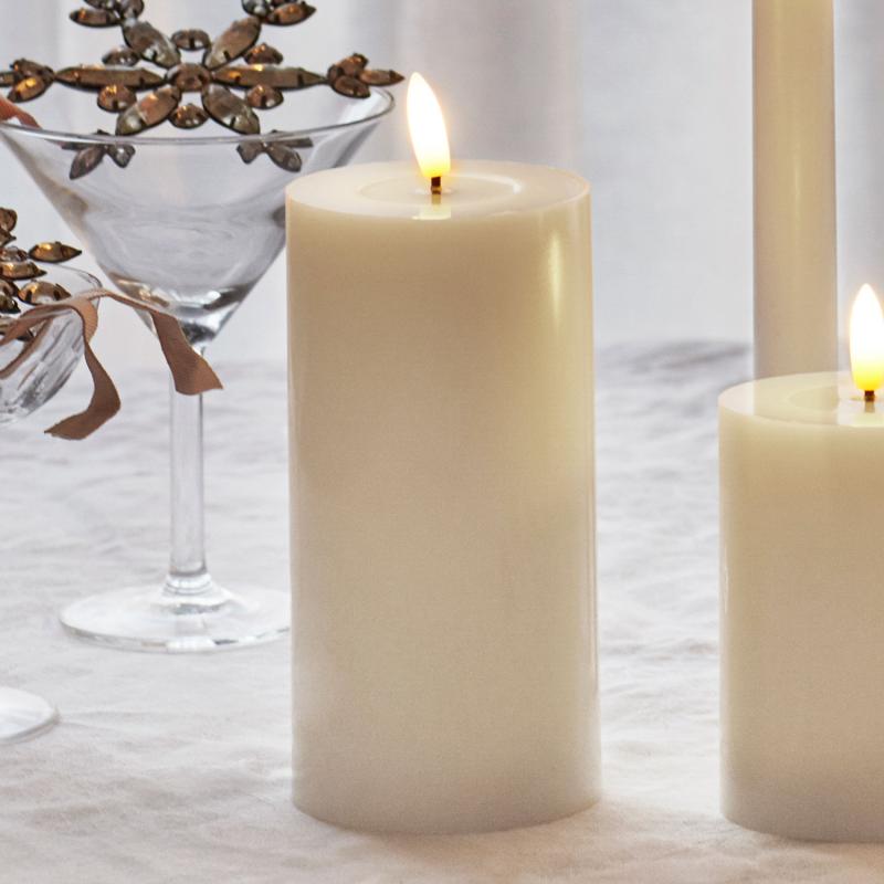 Produktbillede af Sirius Sille Lak Bloklys Ø7,5 x H15 cm Elfenben i premium kvalitet