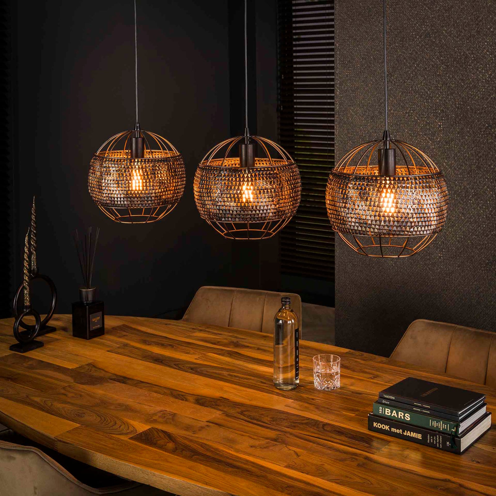Produktbillede af Moorea Loftlampe med tre skærme i en brændt håndlavet sort-brun metal Levering uden pære på tilbud i høj kvalitet