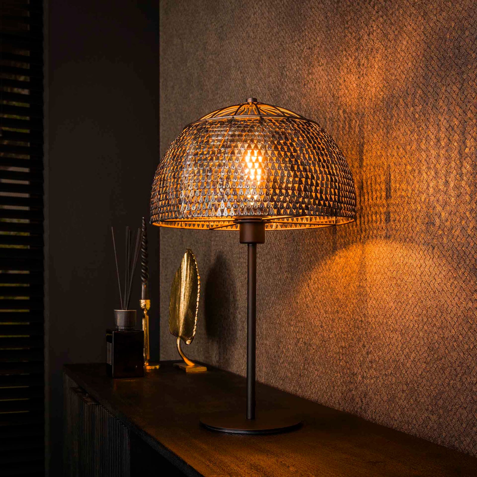 Produktbillede af Moorea Bordlampe i en brændt håndlavet sort-brun metal Levering uden pære på tilbud i høj kvalitet