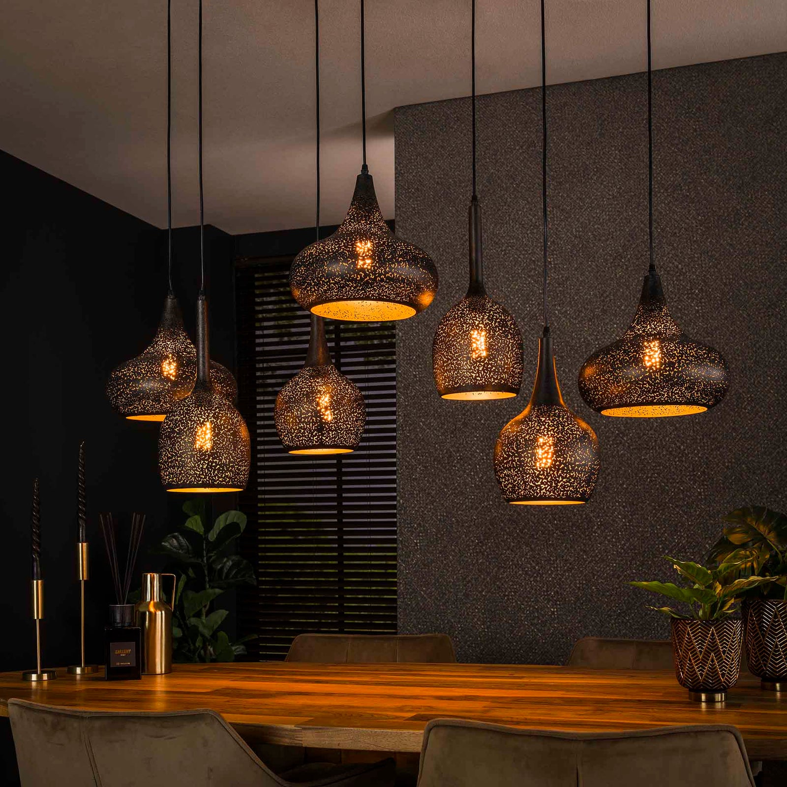 Produktbillede af Wic- Loftlampe med syv skærme i sort hullet metal Levering med pære(r) på tilbud i høj kvalitet
