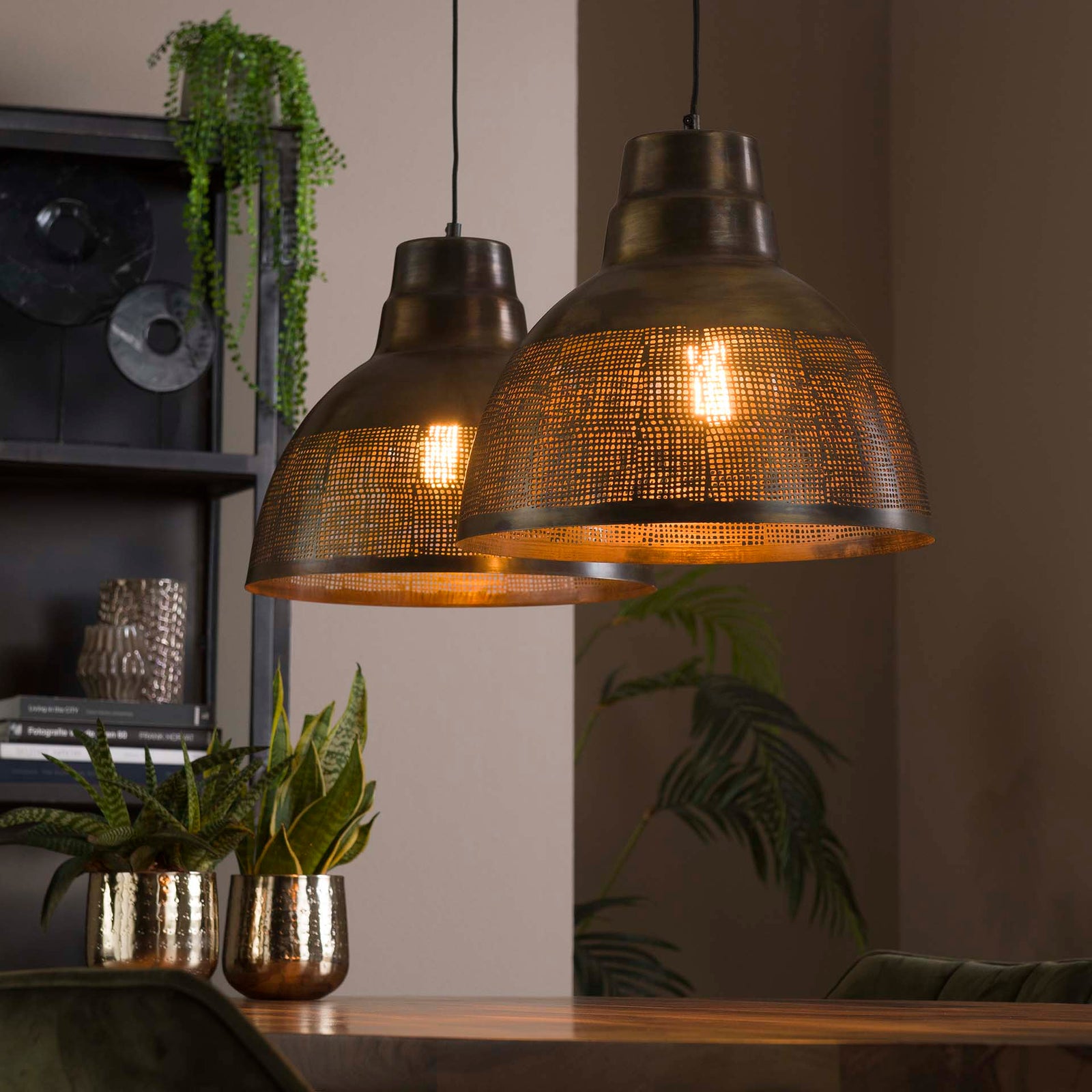 Produktbillede af Domus Loftlampe med to skærme i antik bronze Levering uden pære på tilbud i høj kvalitet