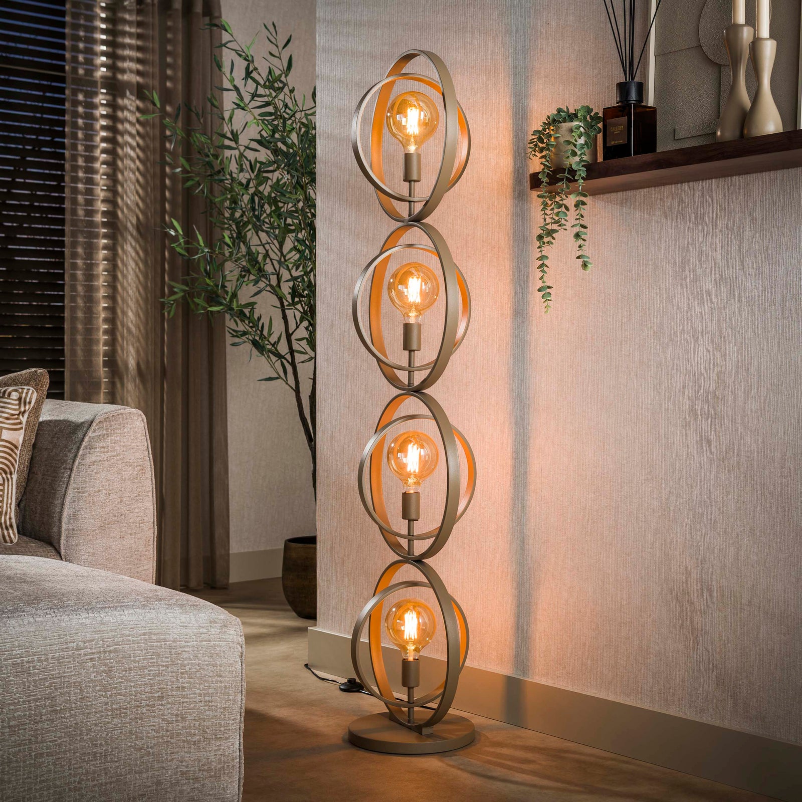 Produktbillede af Frisky Gulvlampe i beige metal højde 180 cm. Levering med pære(r) på tilbud i høj kvalitet