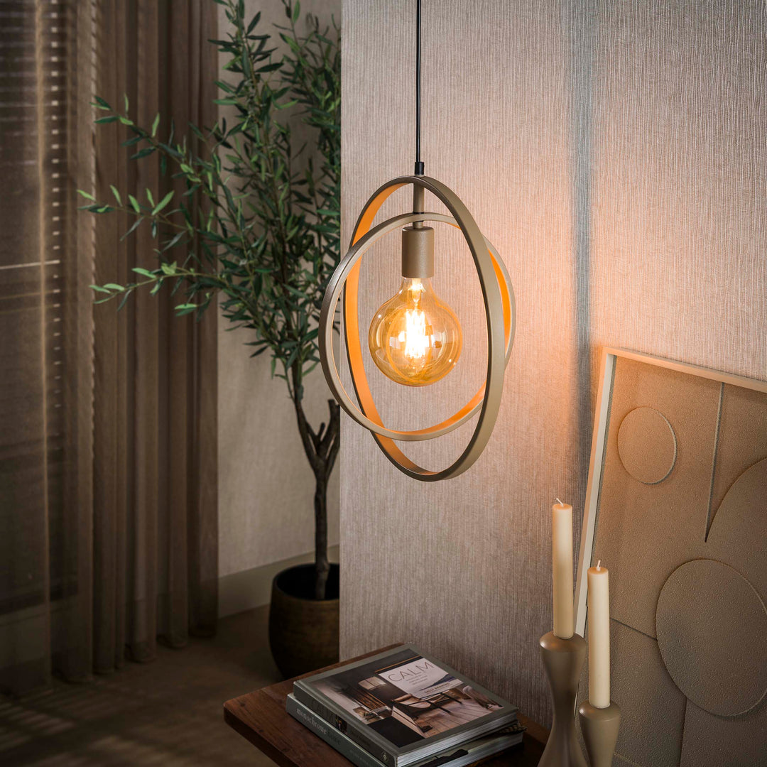 Produktbillede af Frisky Pendel i beige metal Levering uden pære på tilbud i høj kvalitet