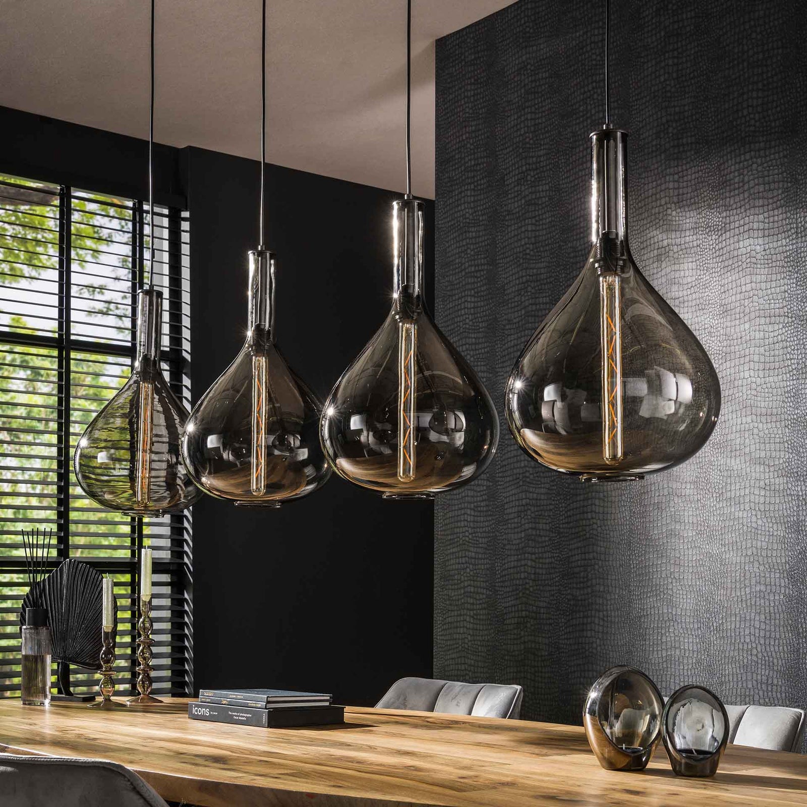 Produktbillede af Droop Loftlampe med fire dråbeformede skærme i røgfarvet glas Levering med pære(r) på tilbud i høj kvalitet