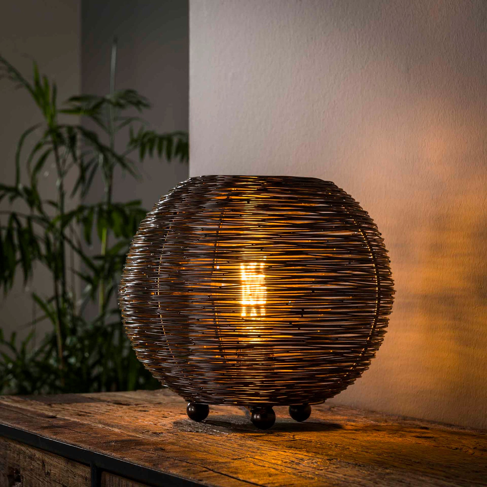 billigt tilbud på Nicco bordlampe i sort nikkel, ø 30 cm. Udsalg på 3-nordic. Hurtig levering, 1-2 hverdage. Spar op til 58%.