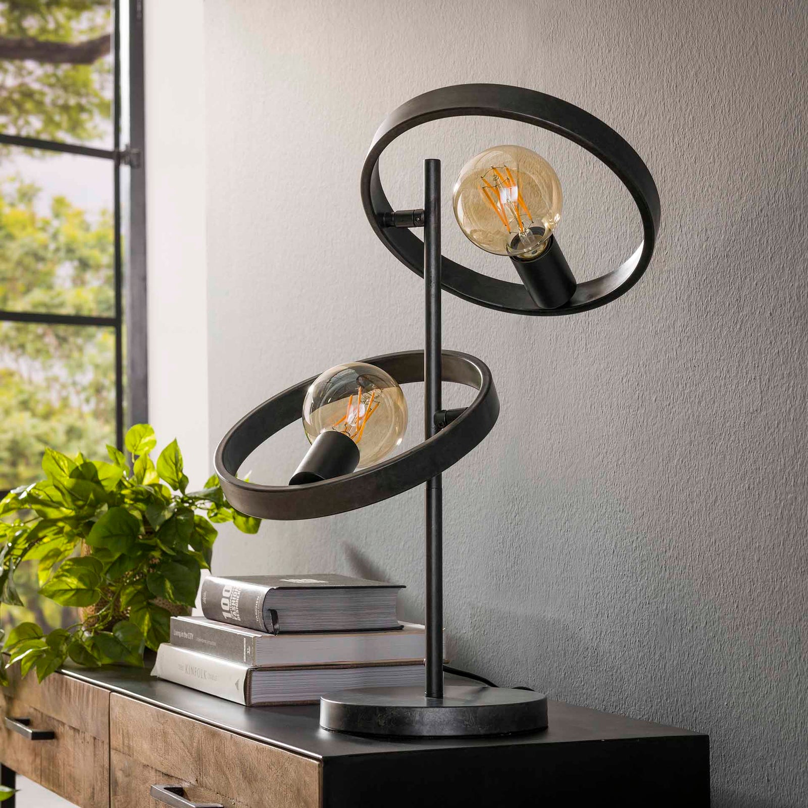 Produktbillede af Angulo Bordlampe i sort metal Levering med pære(r) på tilbud i høj kvalitet