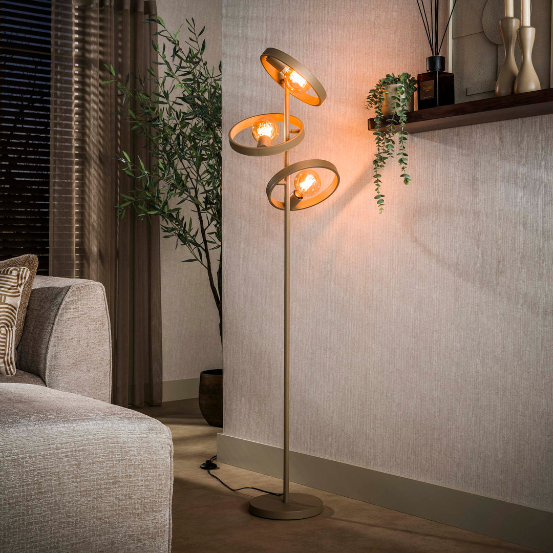 Produktbillede af Angulo Gulvlampe med tre skærme beige metal Levering med pære(r) på tilbud i høj kvalitet