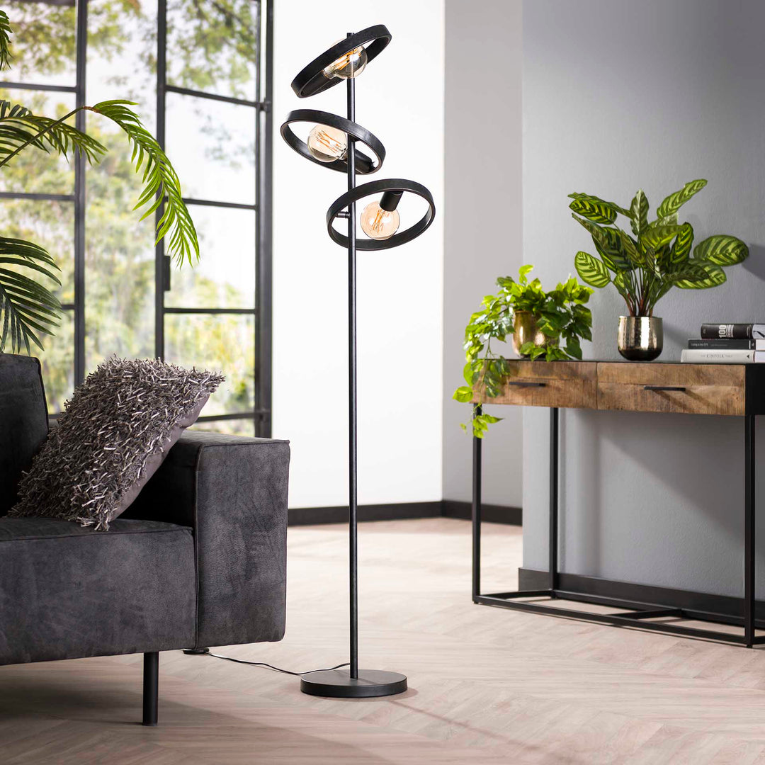 Produktbillede af Angulo Gulvlampe med tre skærme sort metal Levering med pære(r) på tilbud i høj kvalitet