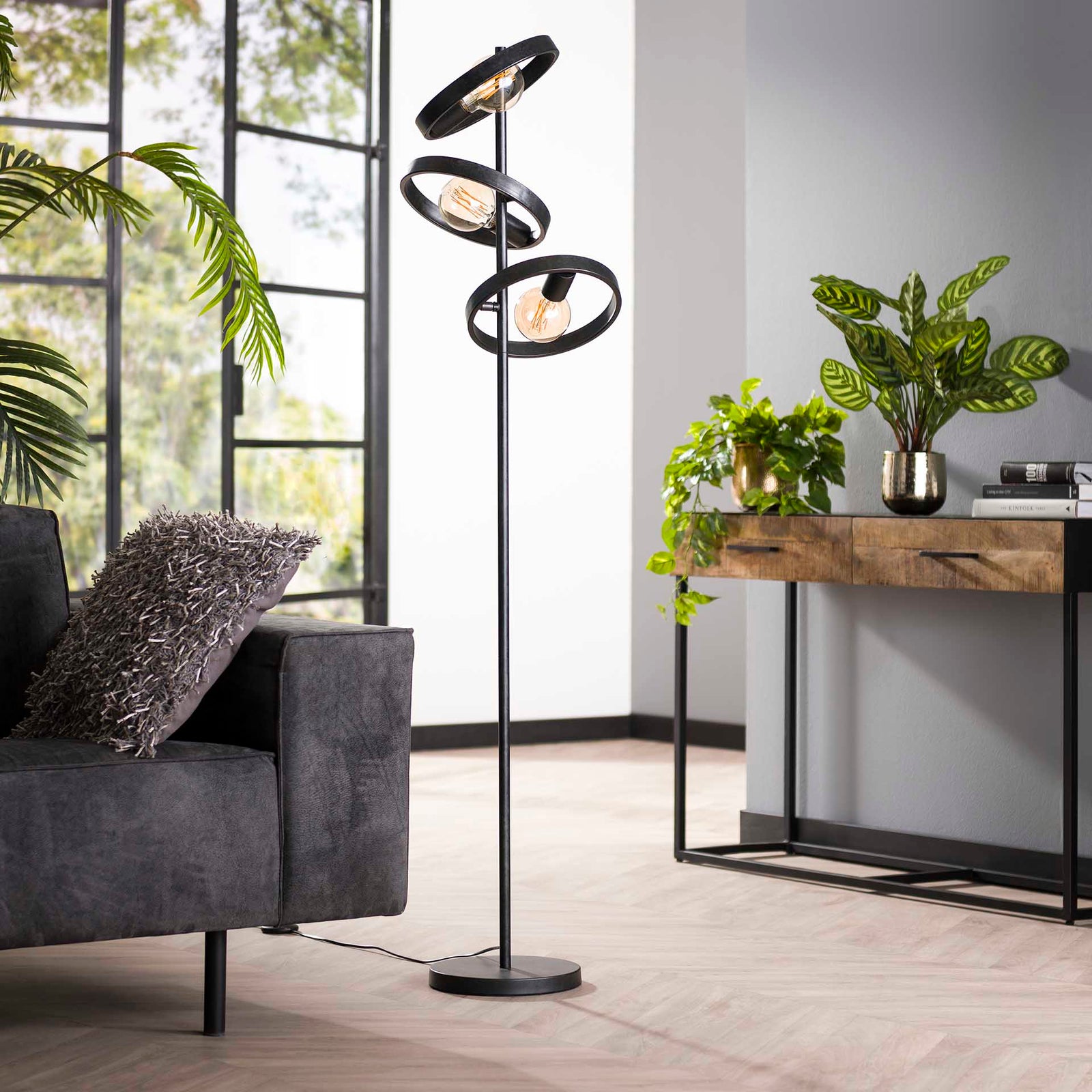 Produktbillede af Angulo Gulvlampe med tre skærme sort metal Levering med pære(r) på tilbud i høj kvalitet
