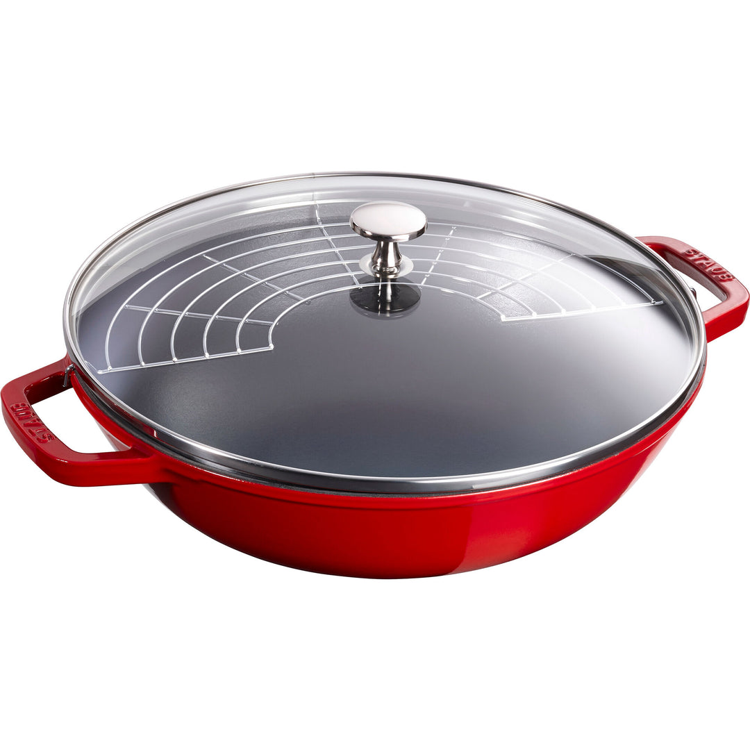 Staub wok i kirsebærrød på 30 cm med glaslåg