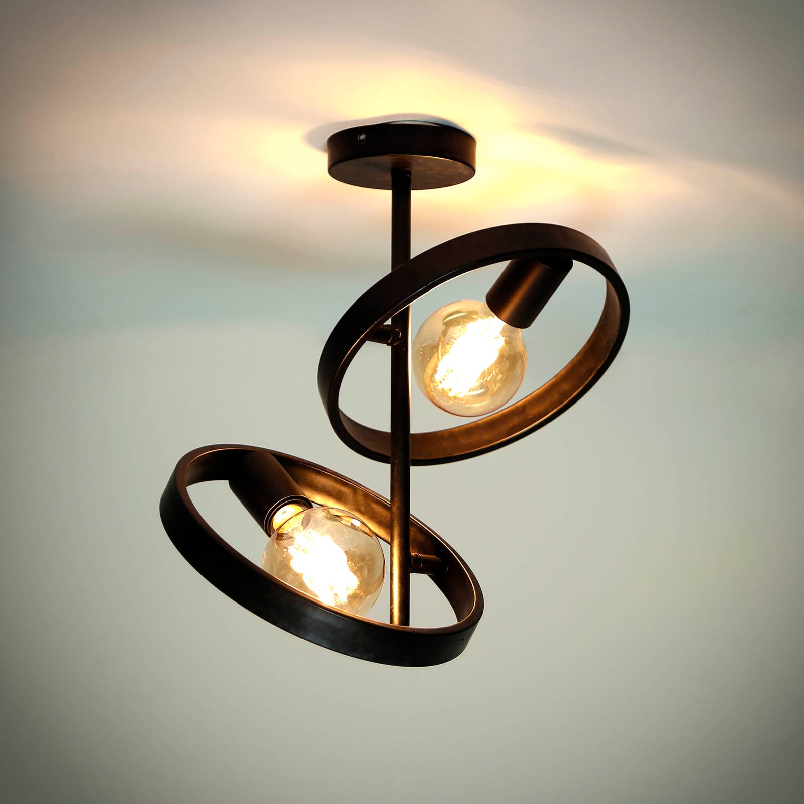 Produktbillede af Angulo Loftlampe i sort metal Levering med pære(r) på tilbud i høj kvalitet