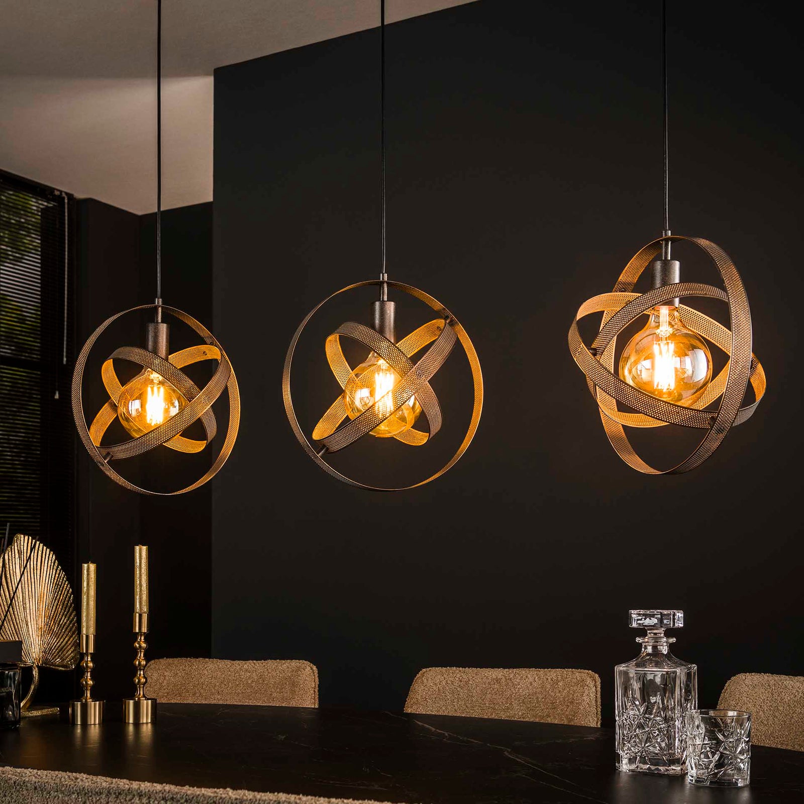 billigt tilbud på Sanz loftlampe i sort metal! Spar op til 59% på udsalg. Hurtig levering, 1-2 hverdage. Køb online nu!