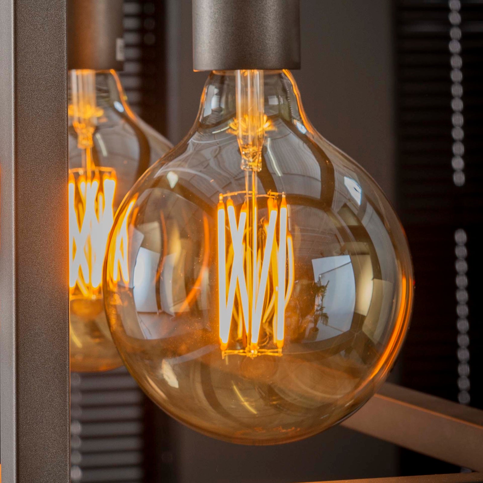 Produktbillede af Mellemstor rund LED pære i ravfarvet glas på tilbud i høj kvalitet
