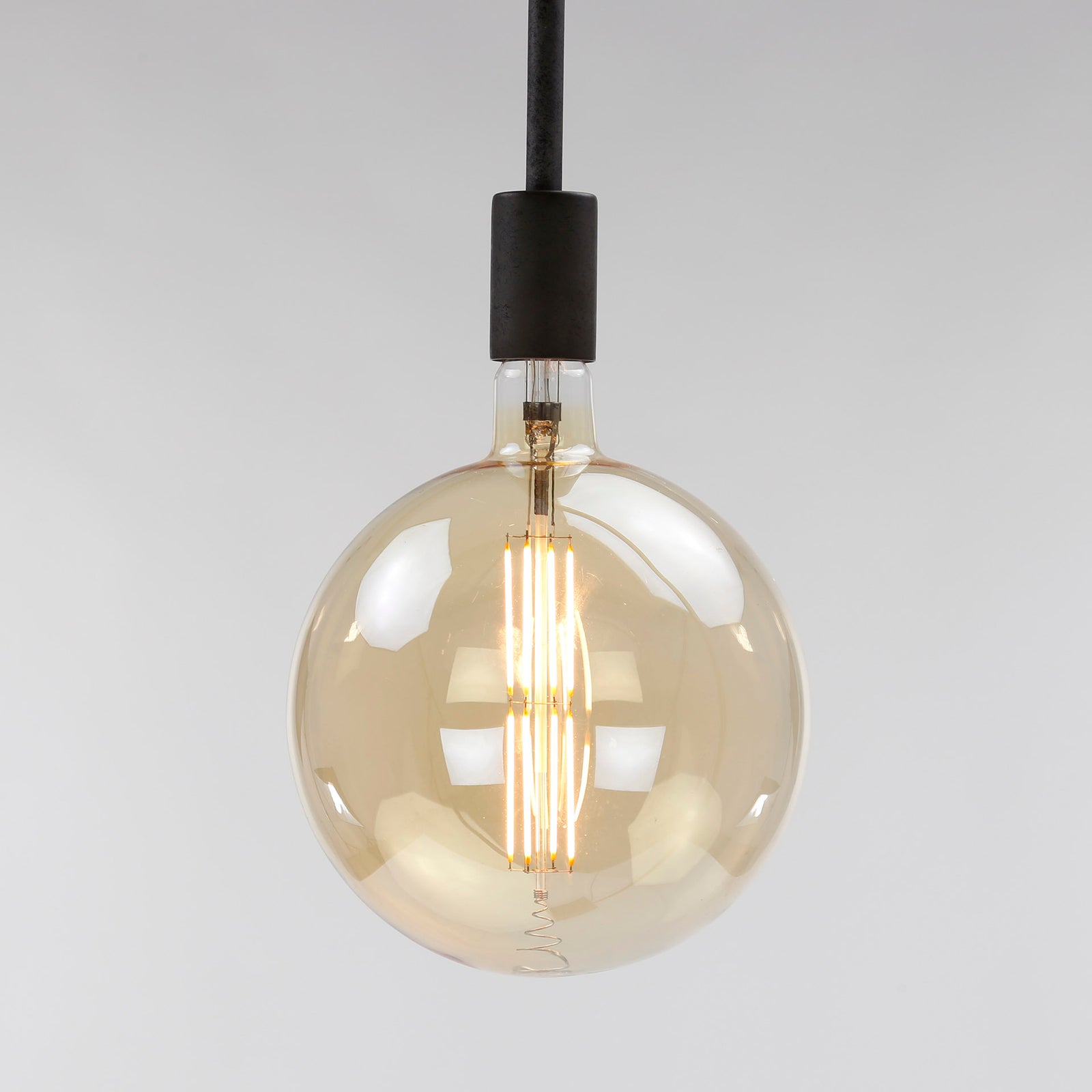 Produktbillede af Stor rund LED pære i ravfarvet glas på tilbud i høj kvalitet