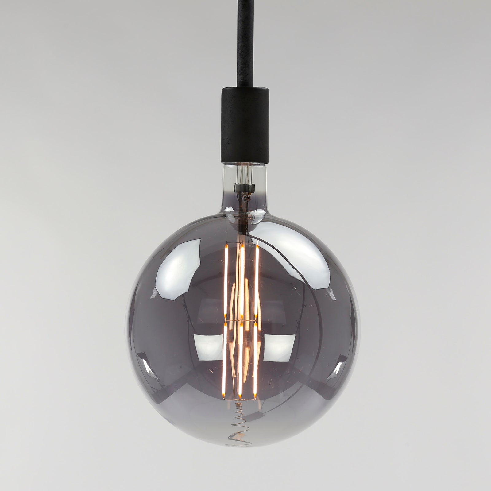 Produktbillede af Stor rund LED pære i gråt glas på tilbud i høj kvalitet