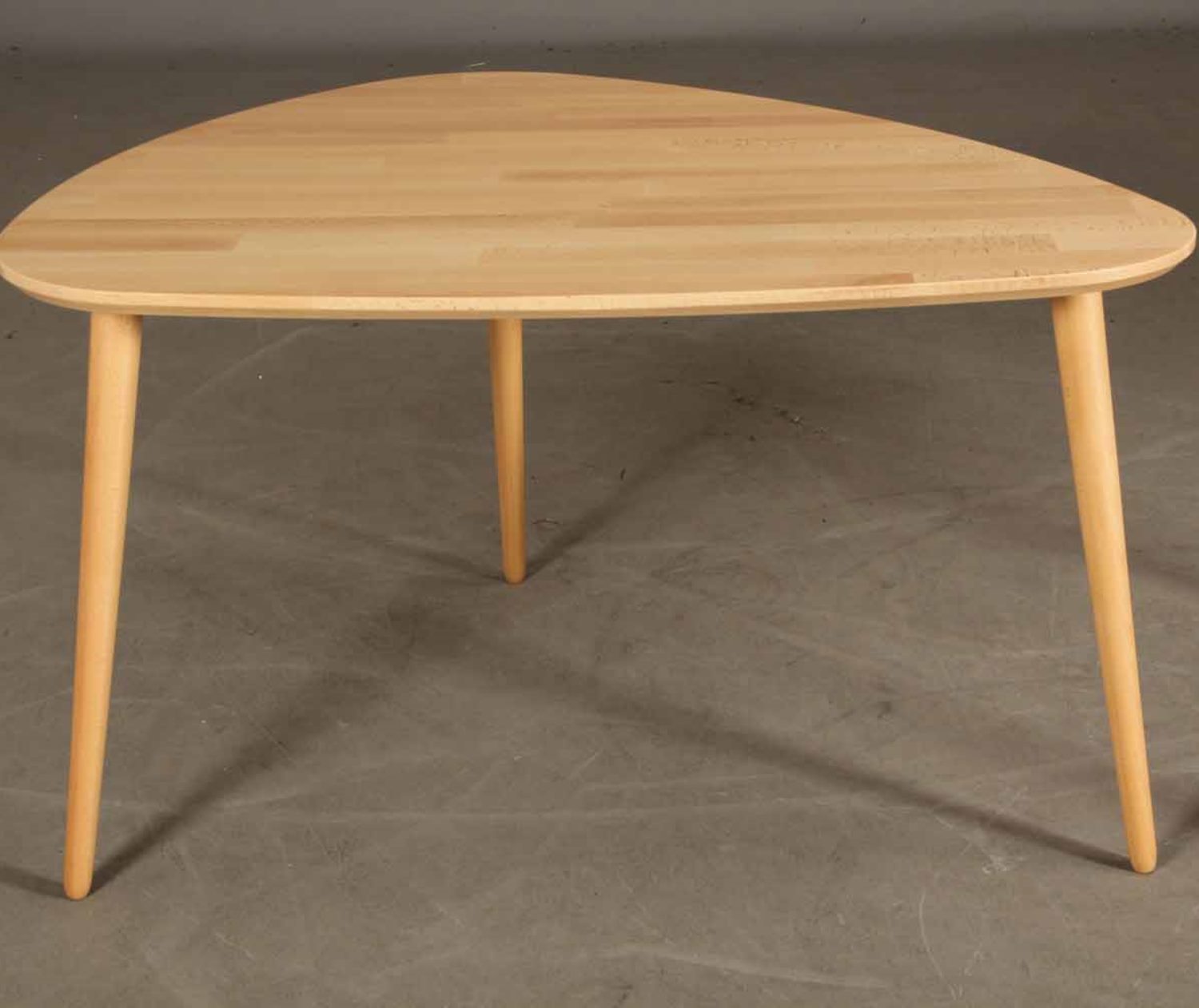 Produktbillede af CT 10 Sofabord i massiv bøg med organisk trekantet form og størrelse 93 x 65 cm Højde 50 cm Lakeret på tilbud i høj kvalitet