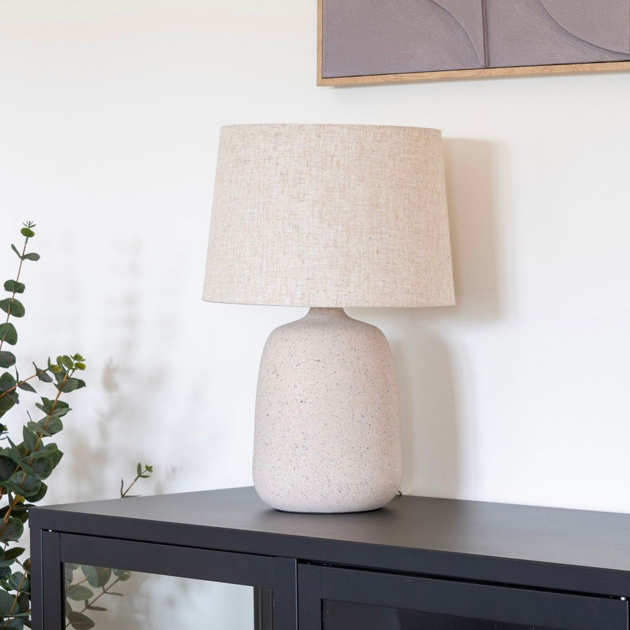 Produktbillede af Calais Bordlampe i beige keramik på tilbud i høj kvalitet