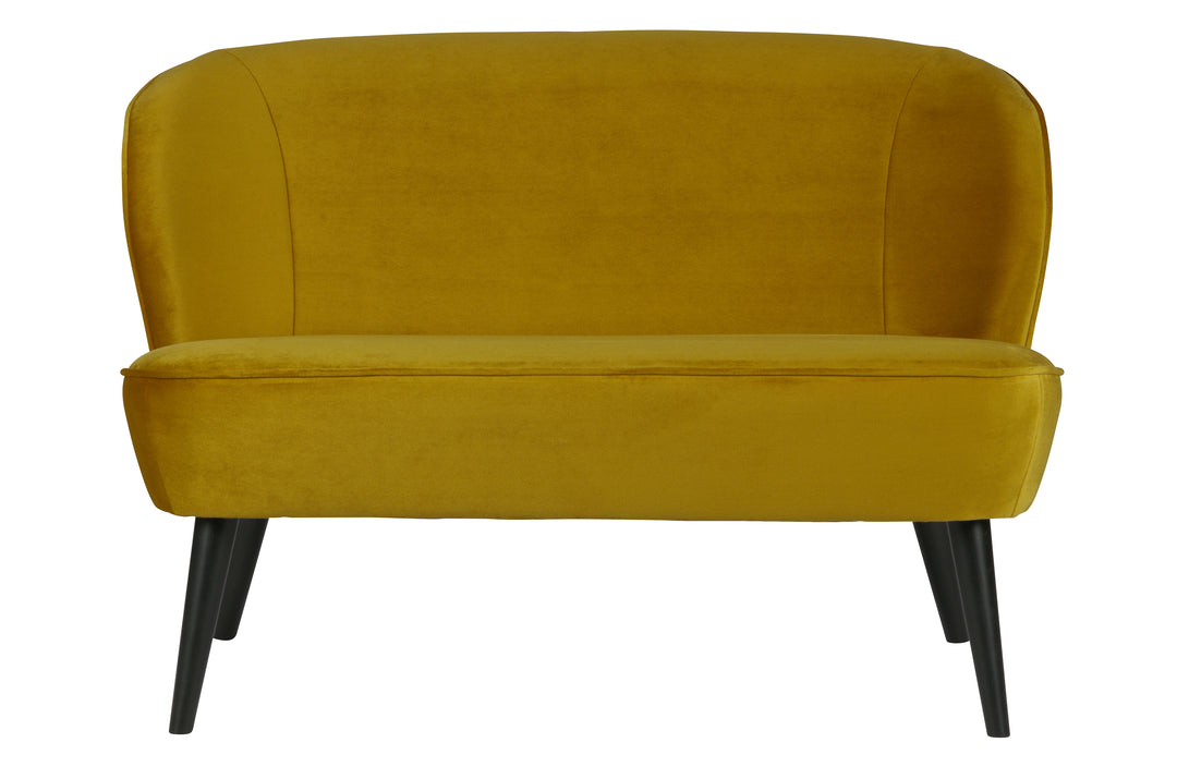 WOOOD Sara lille sofa okker polyester fløjl og træ