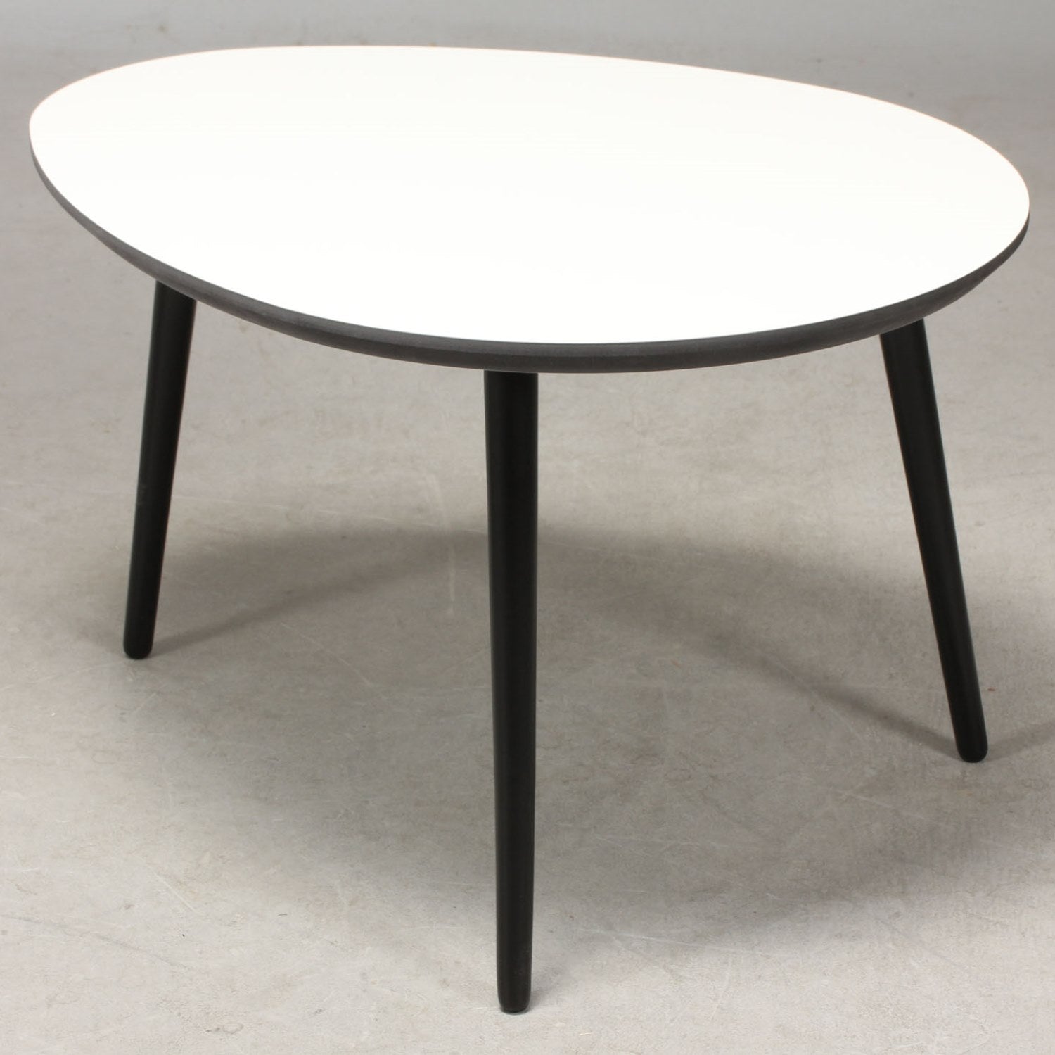 Produktbillede af CT 20 Dråbeformet sofabord i hvid laminat med sorte træben vælg mellem 3 størrelser 89 x 66 cm Højde 45 cm på tilbud i høj kvalitet