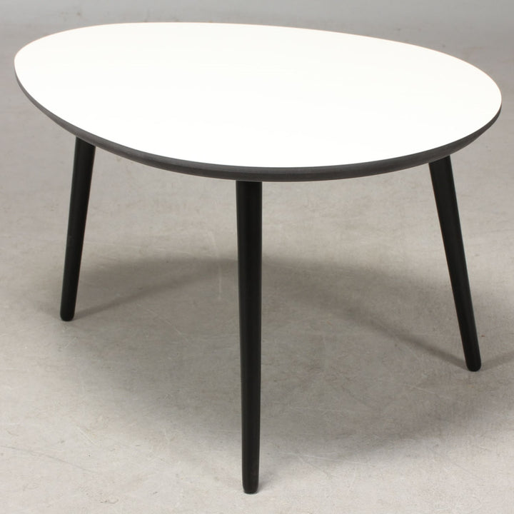 Produktbillede af CT 20 Dråbeformet sofabord i hvid laminat med sorte træben vælg mellem 3 størrelser 89 x 66 cm Højde 45 cm på tilbud i høj kvalitet
