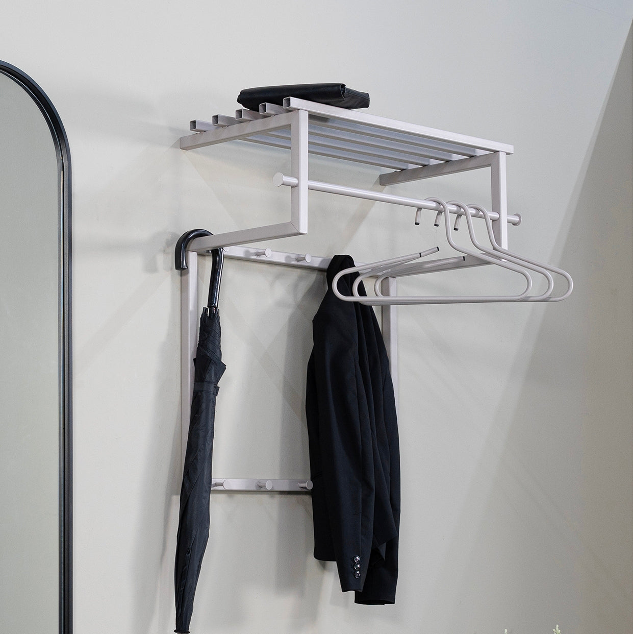 Produktbillede af Razor Hattehylde i silky taupe farvet metal på tilbud i høj kvalitet