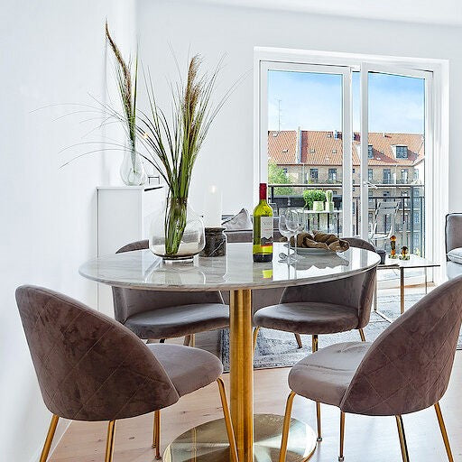 Rundt Nadal spisebord Ø 110 cm med marmor laminat og stel i messing