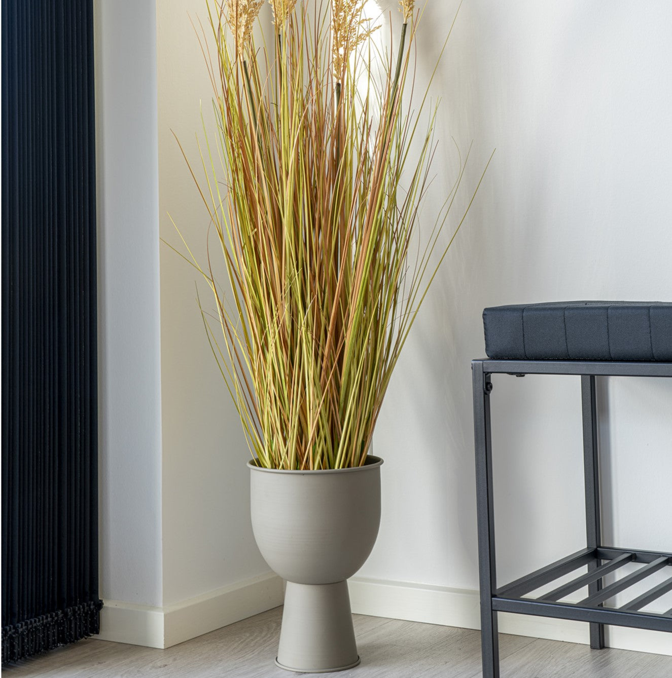 Produktbillede af Roma Blomsterstander i beige-grå metal på tilbud i høj kvalitet