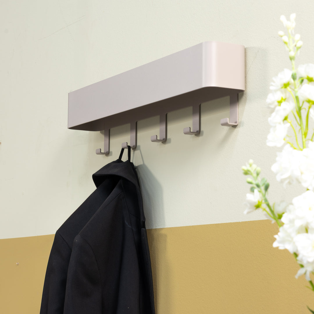 Produktbillede af Alhamba Knagerække med hylde i silky taupe metal fem knager på tilbud i høj kvalitet