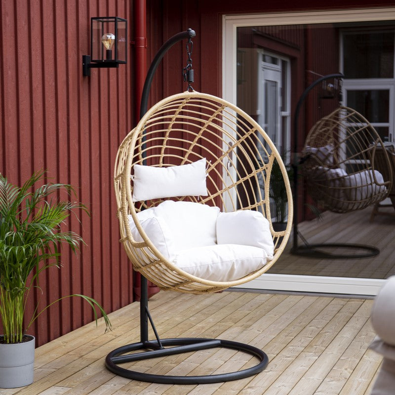 Produktbillede af Volos Hængestol i kunst rattan og lyse stof hynder på tilbud i høj kvalitet