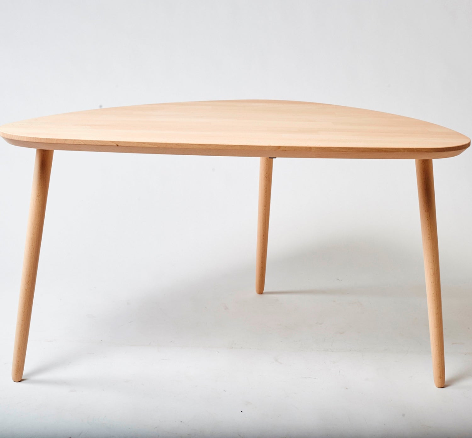 Produktbillede af CT 10 Sofabord i massiv bøg med organisk trekantet form og størrelse 80 x 60 cm Højde 40 cm Ubehandlet på tilbud i høj kvalitet