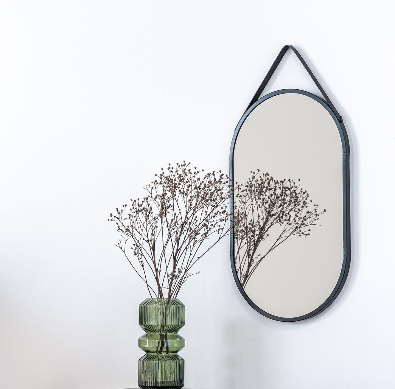 Produktbillede af Clyde Spejl i sort ramme og strop 35 x 60 cm. på tilbud i høj kvalitet