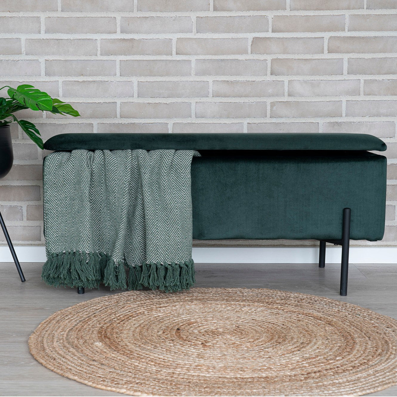 Produktbillede af Elton Bænk i grøn velour med opbevaring på tilbud i høj kvalitet