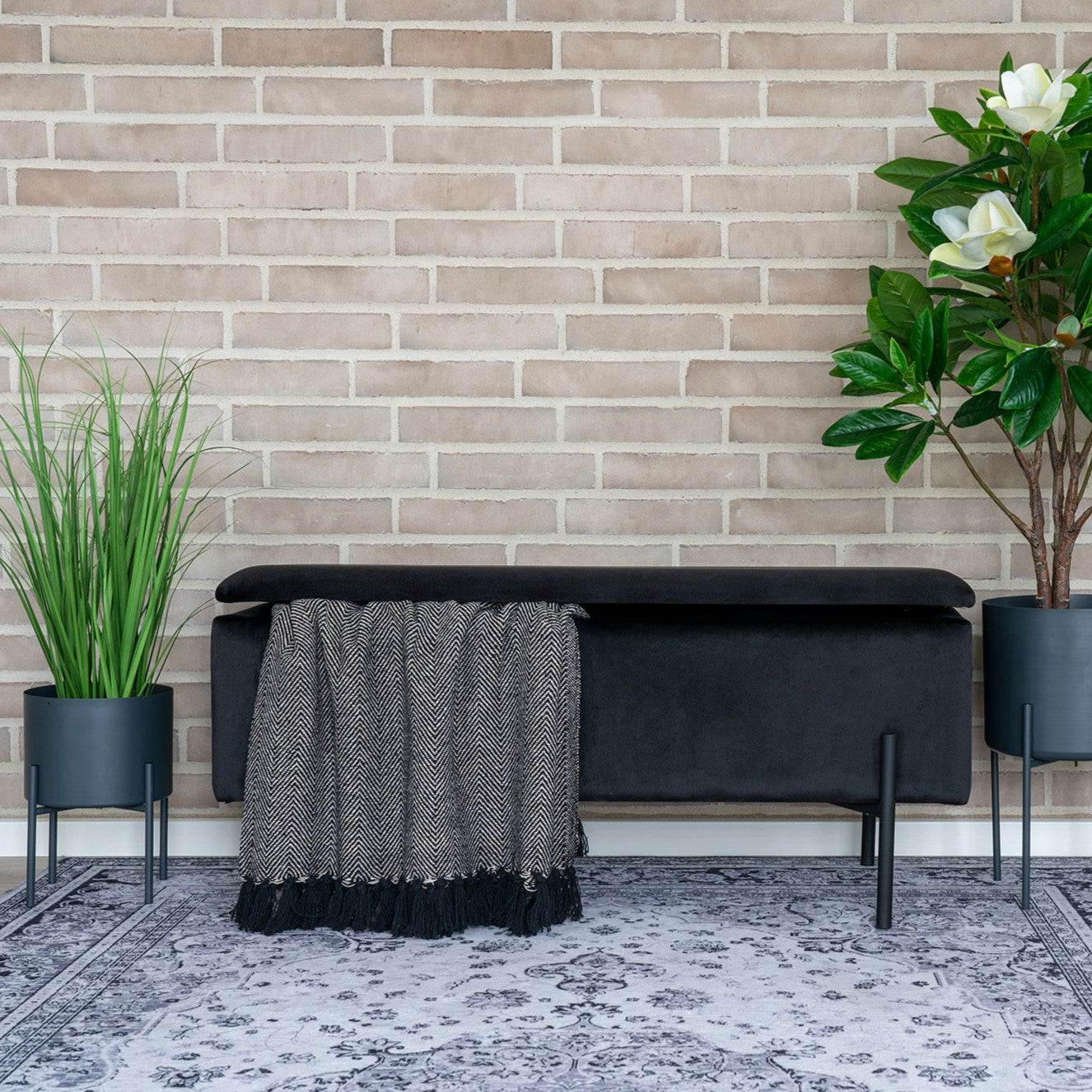 Produktbillede af Elton Bænk i sort velour med opbevaring på tilbud i høj kvalitet