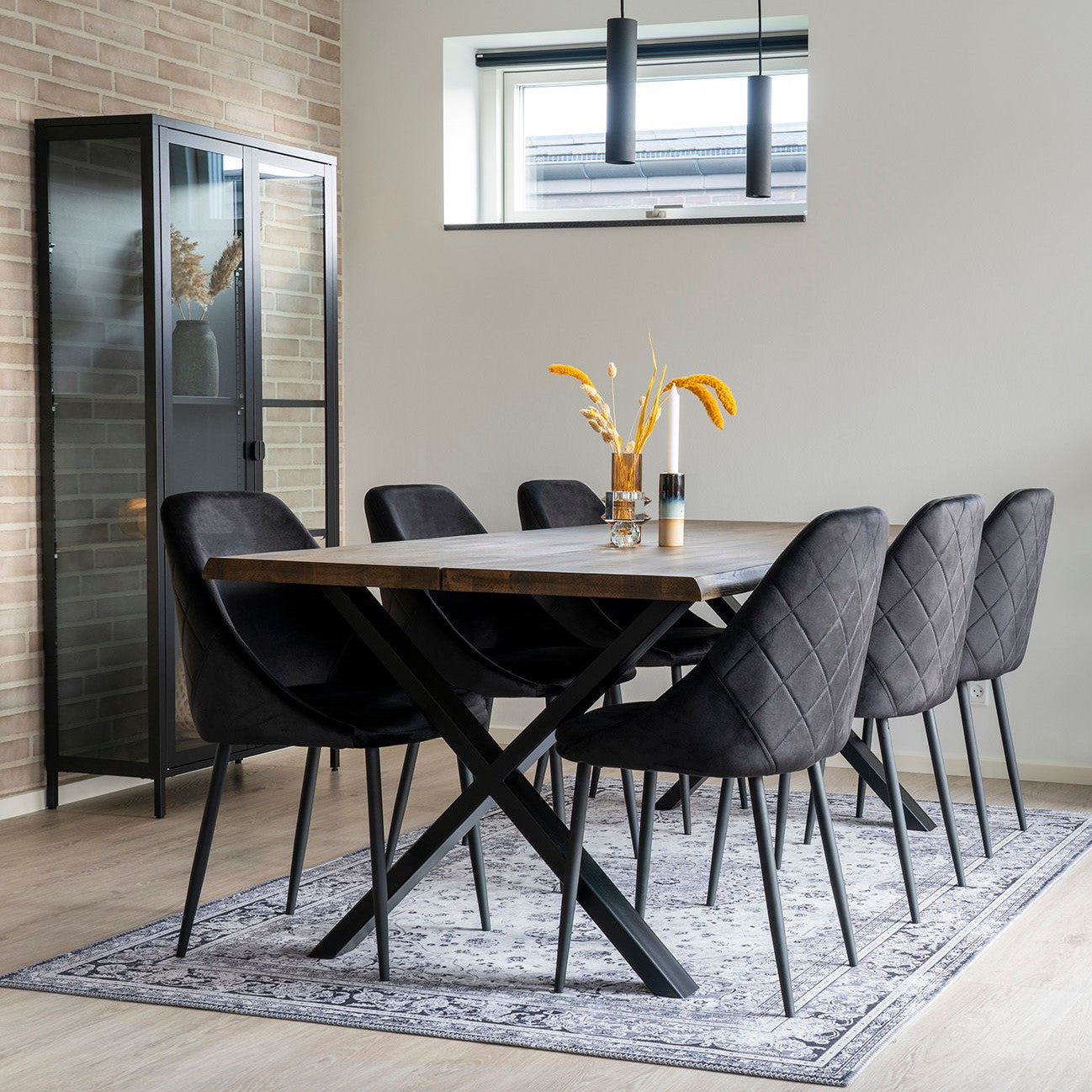 Produktbillede af Arona Tæppe isort-hvid polyester 160 x 230cm på tilbud i høj kvalitet