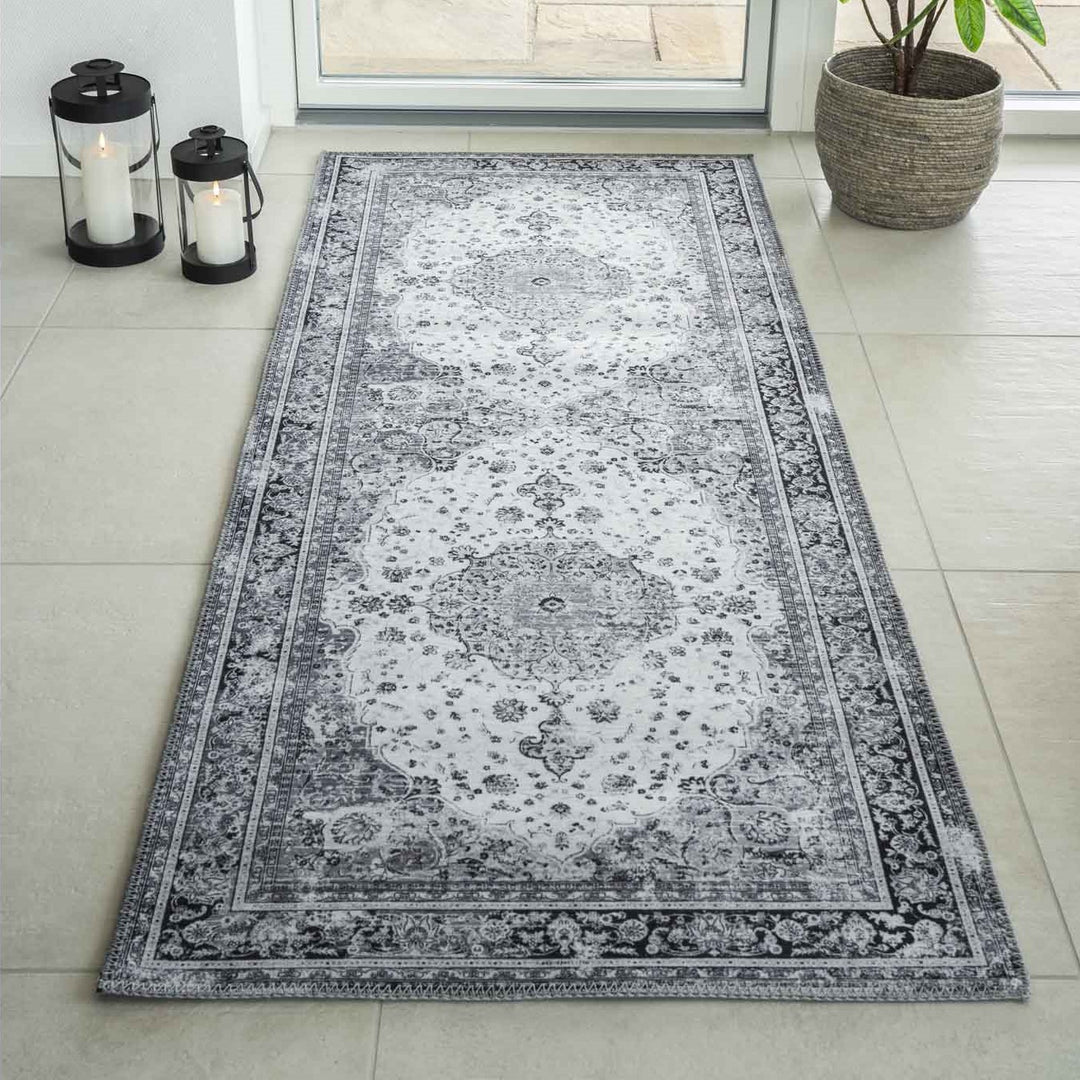 Produktbillede af Arona Løber i sort-hvid polyester 80 x 200 cm. på tilbud i høj kvalitet