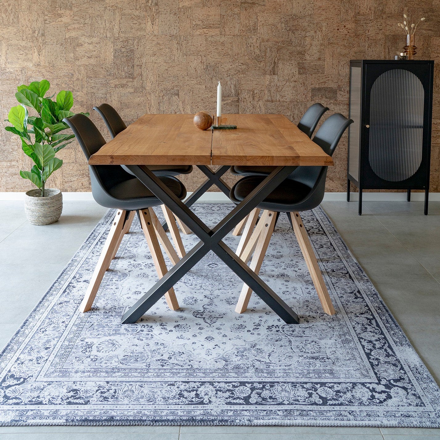 Produktbillede af Arona Tæppe i hvid-sort polyester 200 x 300 cm. på tilbud i høj kvalitet