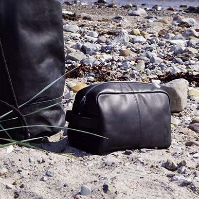 Produktbillede af Toilettaske i sort læder på tilbud i høj kvalitet