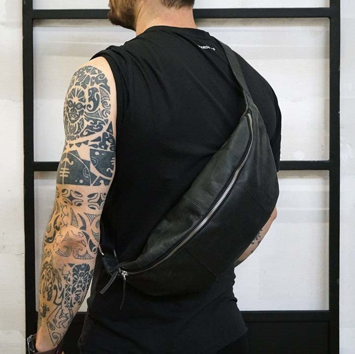Produktbillede af Bumbag i sort læder model large på tilbud i høj kvalitet