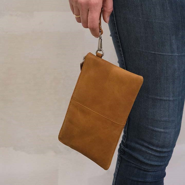 Produktbillede af Clutch i lysebrun bøffellæder på tilbud i høj kvalitet
