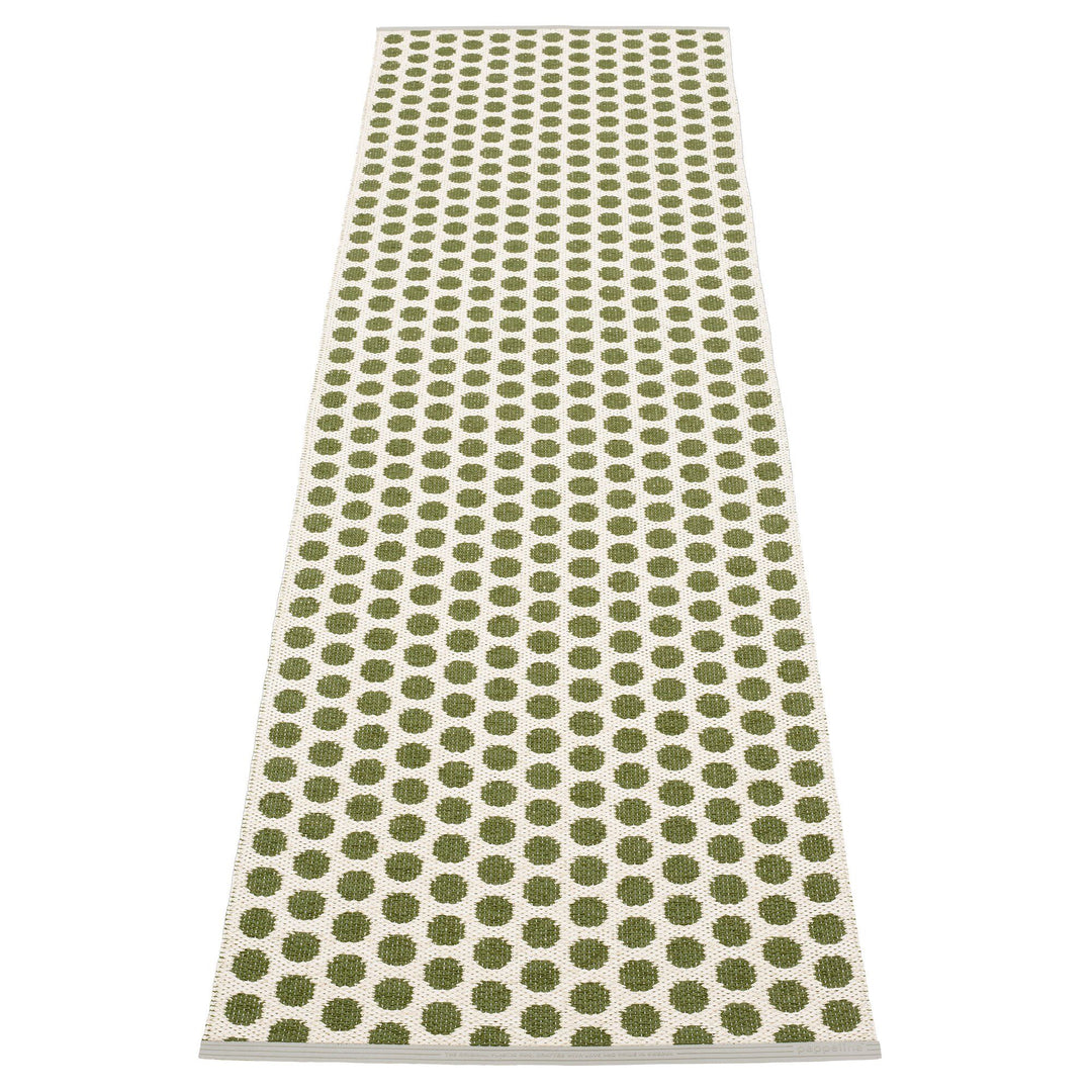 Pappelina Pappelina Noa gulvtæppe 70 cm x 250 cm, dark olive/vanilla ❤ produktfoto i kategorien Tæpper