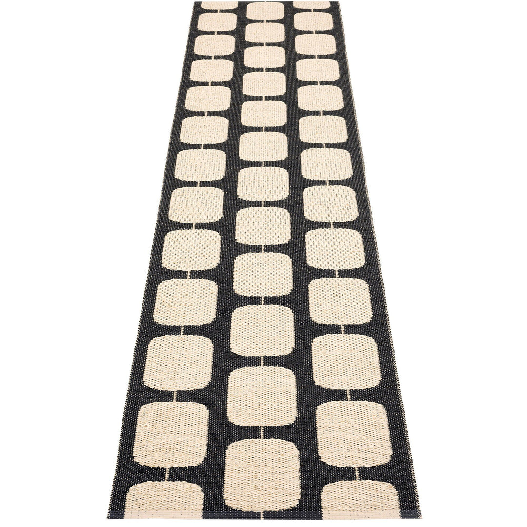 Pappelina Pappelina Gulvtæppe Sten, 70 x 300 cm., black/cream – produktvisning (Tæpper)