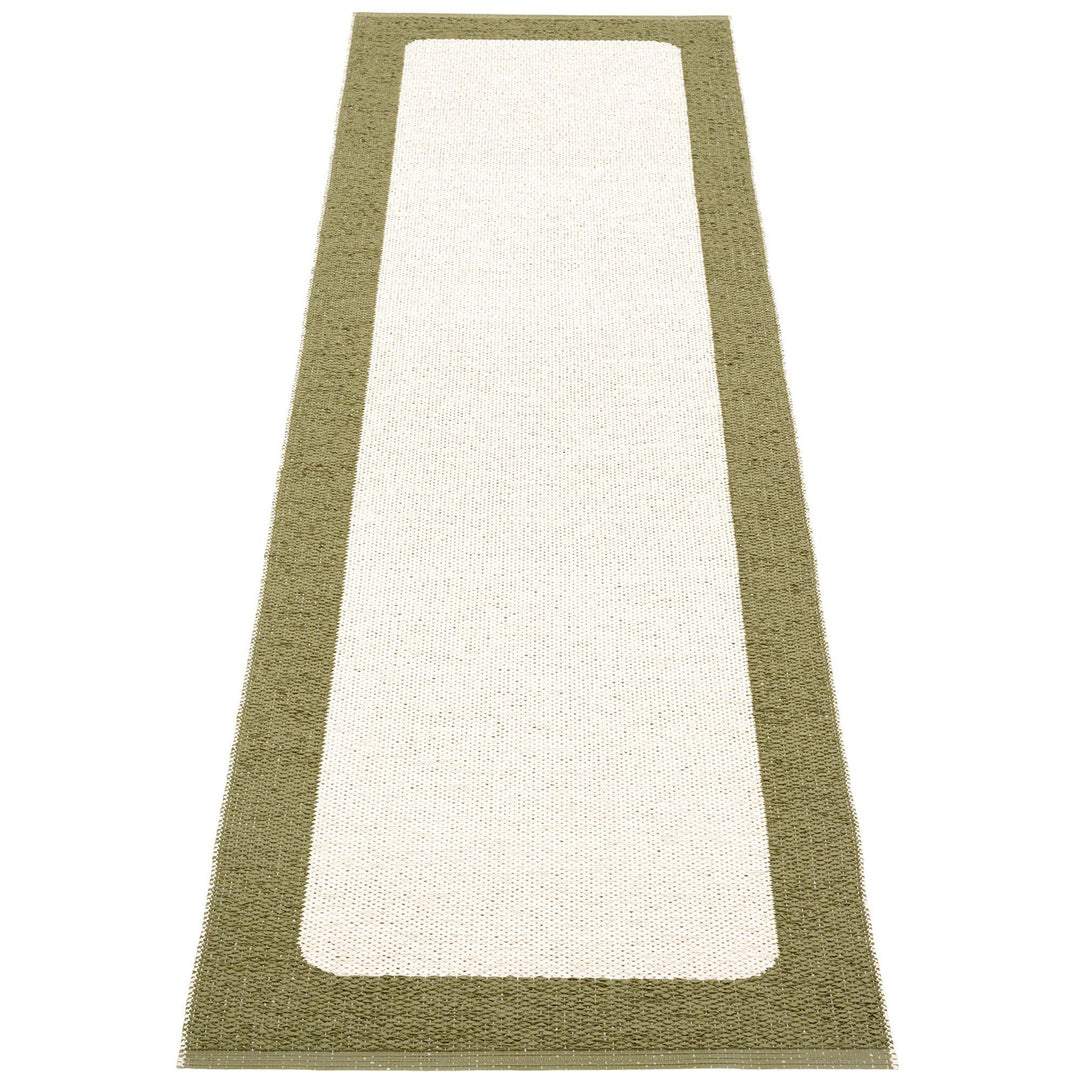 Pappelina Pappelina Gulvtæppe Ilda, 70 x 240 cm., pine/vanilla – billede i brug (Tæpper)