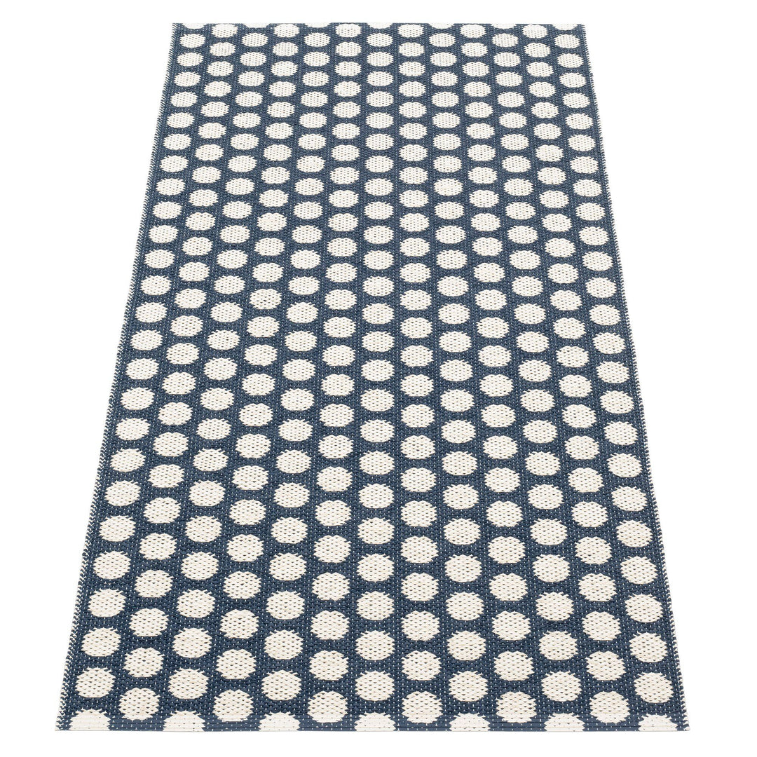 Pappelina Pappelina Noa gulvtæppe 70 cm x 150 cm, dark blue/vanilla – frontbillede (Tæpper)
