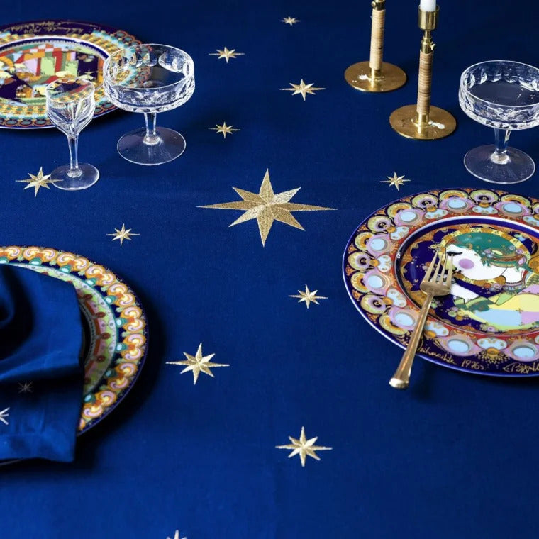 Produktbillede af Langkilde & Søn Blå dug med guldstjerner 135x340cm i premium kvalitet