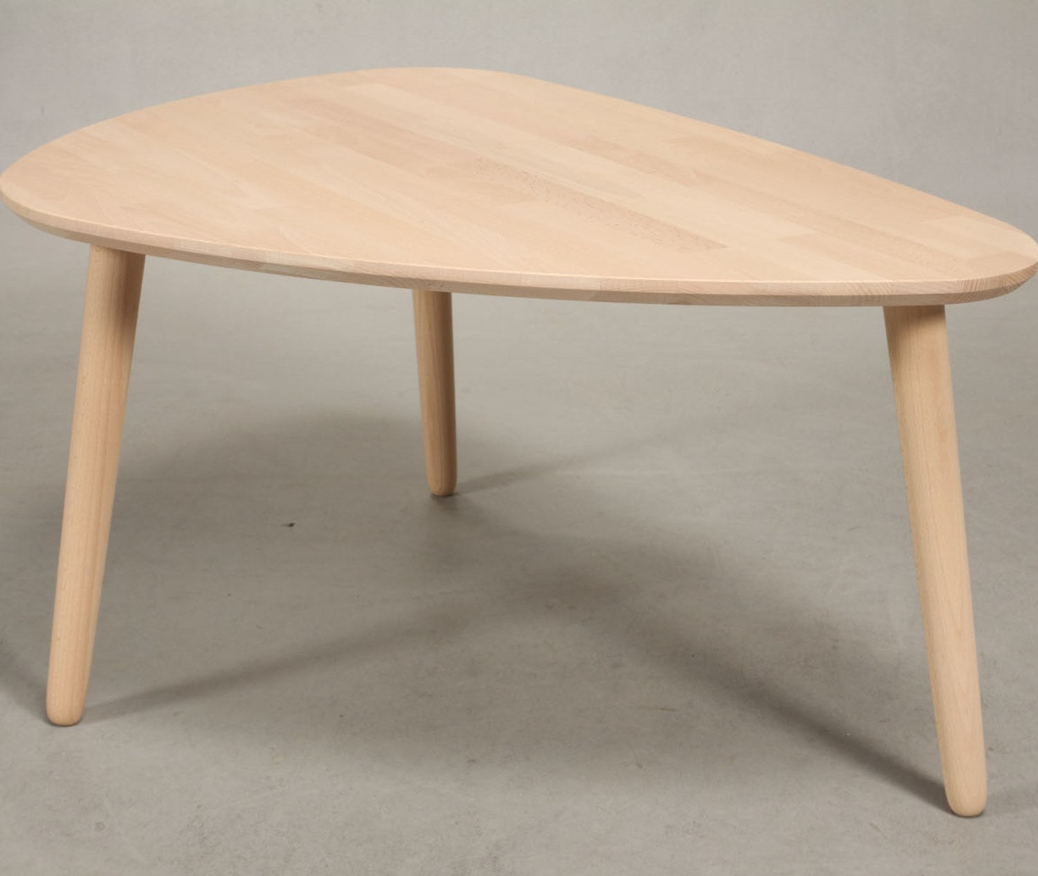 Produktbillede af CT 10 Sofabord i massiv bøg med organisk trekantet form og størrelse 118 x 82 cm Højde 45 cm Ubehandlet på tilbud i høj kvalitet