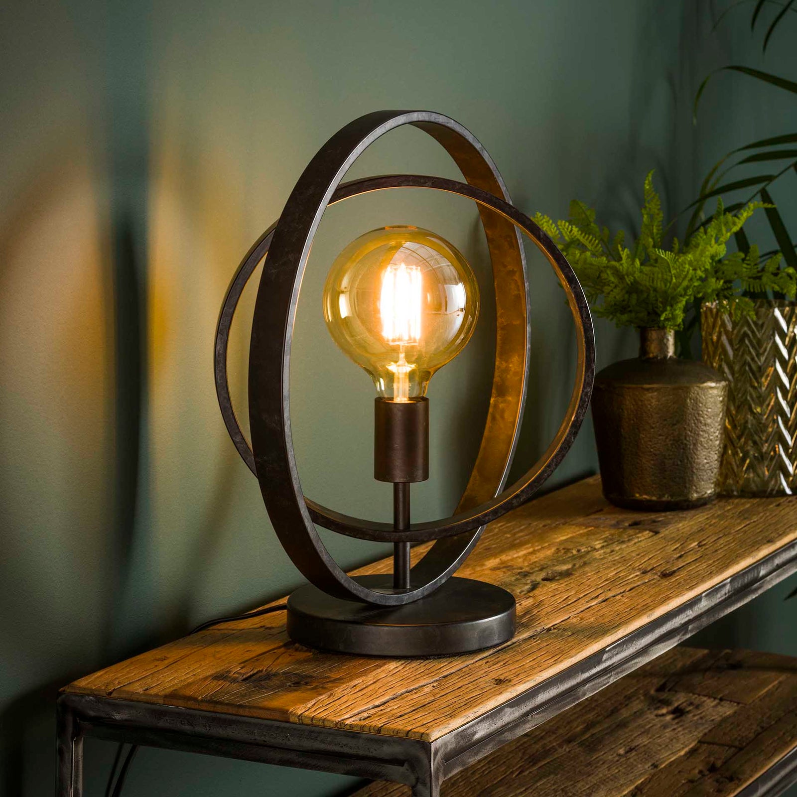 Produktbillede af Frisky Bordlampe i patineret metal Levering uden pære på tilbud i høj kvalitet