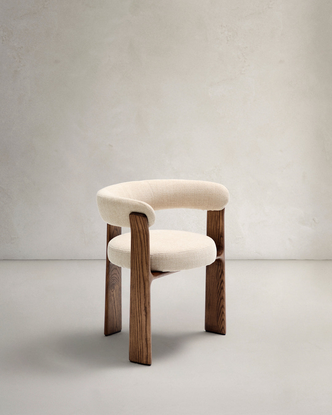 KAVE HOME Granite 3-benet spisebordsstol m. armlæn beige chenille og valnøddefinish asketræ