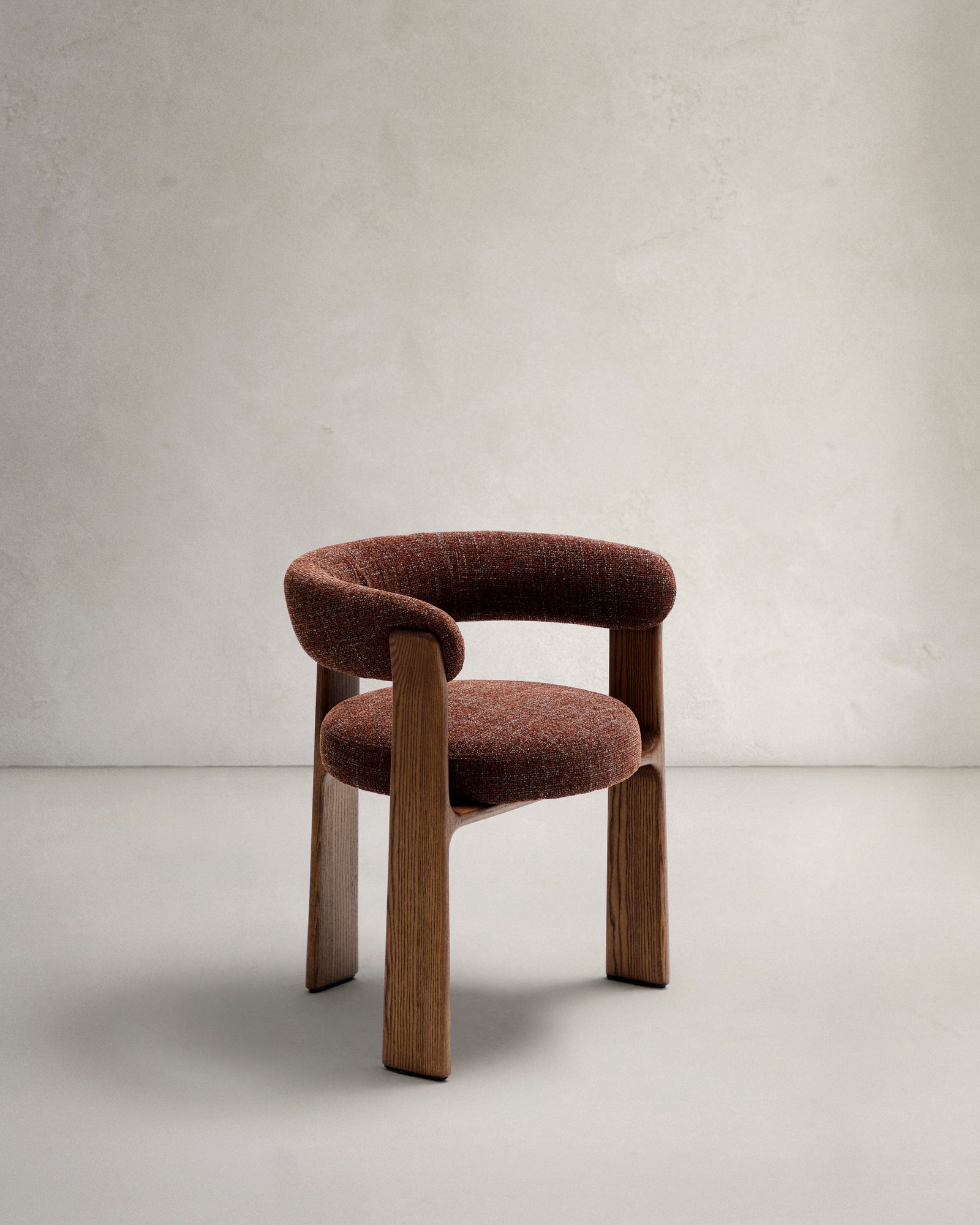 Produktbillede af KAVE HOME Granite 3-benet spisebordsstol m. armlæn brun chenille og valnøddefinish asketræ i premium kvalitet